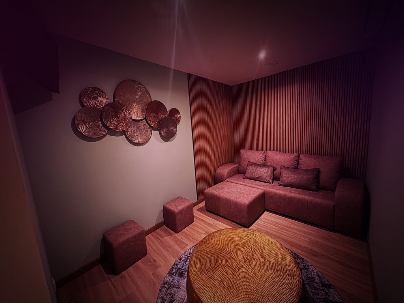 Zona VIP com sofá e decoração dourada
